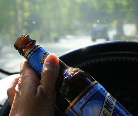 Vezi cum s-a dus un şofer la poliţie să-şi recupereze permisul, care-i fusese luat pentru consum de alcool