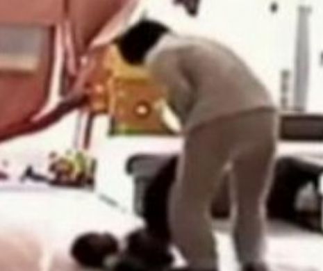 Vezi cum se poarta o bonă, din China, cu copilul de 5 ani, de care trebuia să aibe grijă.VIDEO