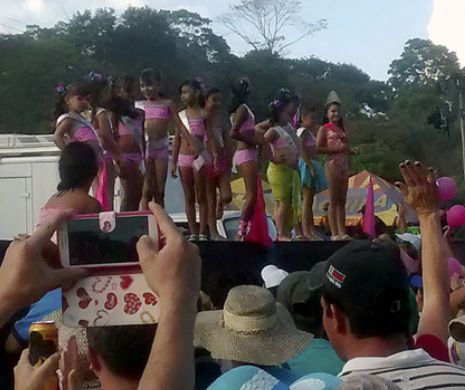 A SCANDALIZAT o țară întreagă. Fetițe de 8 ani au defilat în costume de baie în cadrul unui concurs de MISS