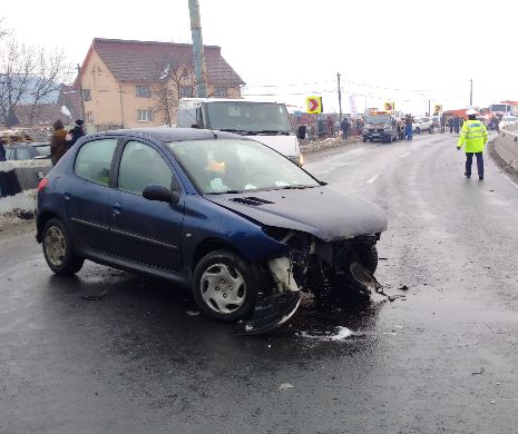 ACCIDENT ÎN LANȚ din cauz poleiului. Poliția a amendat CNANDR pentru că NU A CURĂȚAT DRUMUL
