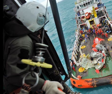 Accidentul AirAsia. Una dintre cutiile negre ale aeronavei a fost recuperată