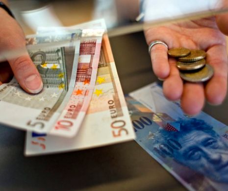 „Ar fi imoral ca Statul să-i ajute pe cei împrumutaţi ÎN FRANCI”. De ce crede acest lucru ministrul POLONEZ al economiei