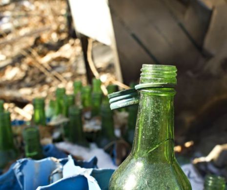 BILANȚ NEGRU. Trei bărbați au murit după ce s-au îmbătat cu alcool metilic. Alți patru sunt în comă