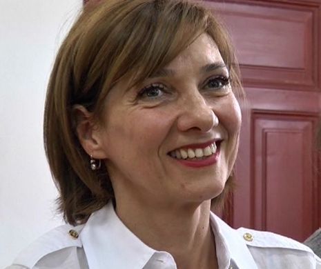 Carmen Iohannis va preda la Sibiu cel puţin până la sfârşitul primului semestru
