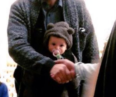Cel mai aşteptat moment al anului. Primele imagini cu băieţelul celui mai controversat cuplu din showbiz. Seamănă leit cu mama sa | FOTO