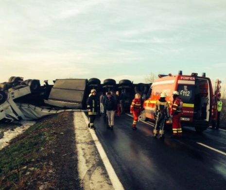 Circulația spre vama Nădlac, OPRITĂ. Un TIR s-a răsturnat pe carosabil