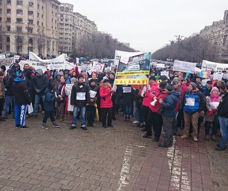 CLIENŢII cu CREDITE în FRANCI elveţieni PROTESTEAZĂ în PIAŢA CONSTITUŢIEI