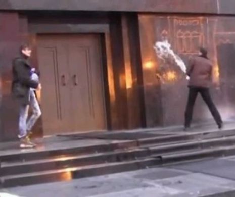 Doi RUȘI au fost ARESTAȚI după ce-au aruncat cu aghiasmă și au urlat "Ridică-te și mergi!"