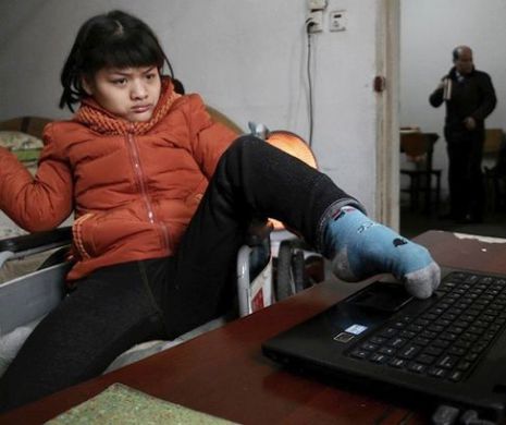 Femeia INVALIDĂ care a scris un roman cu ajutorul unui PICIOR
