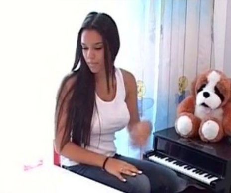 Fiica lui Adi Minune arata TOT! Carmen nu si-a dat seama ca i se vad SANII si a iesi asa din casa