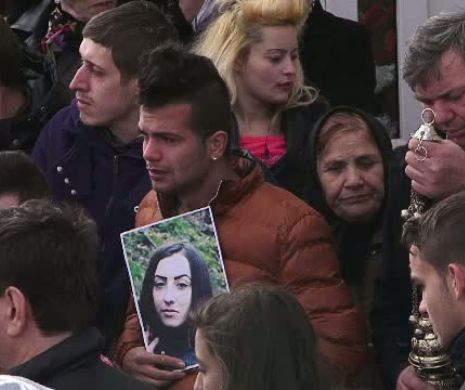 Imagini impresionante filmate in Romania. Tanara a fost condusa pe ultimul drum