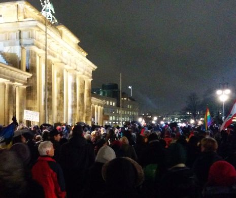 Mii de oameni participă la un miting contra terorismului la Berlin. Printre participanți se află și Angela Merkel