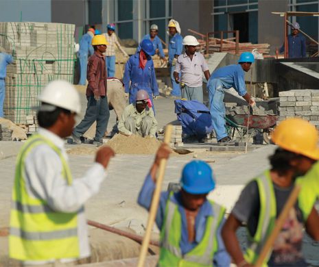 Muncitorii ROMÂNI arestați în Qatar au fost ELIBERAȚI și se află la Ambasada României