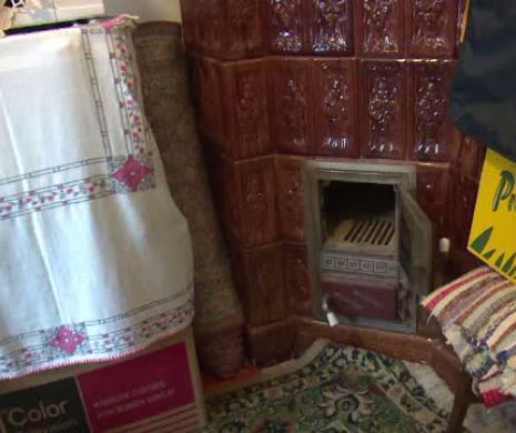 Pare incredibil. Câți bani ținea ascunși ÎN SOBĂ un pensionar din România. Hoții i-au furat pe toți