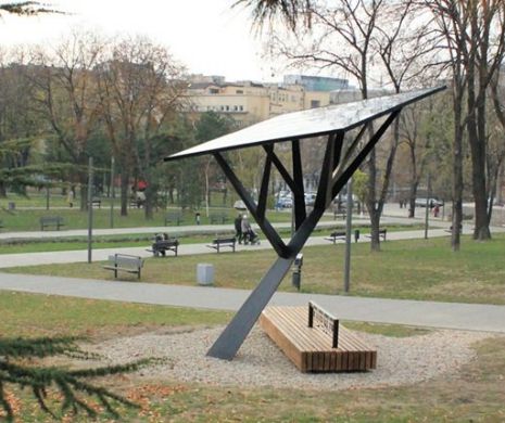 PREMIERĂ. Timișorenii își pot ÎNCĂRCA GRATUIT telefoanele mobile și laptopurile într-un PARC, la Strawberry tree