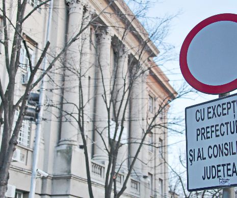 Primăria a deschis procese care SE CONTRAZIC unul pe altul în raport cu firma care a pus indicatoare din 4 în 4 metri