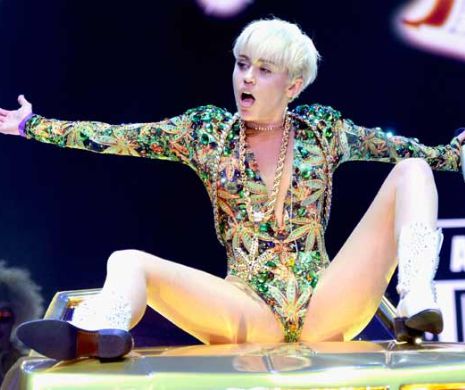 Renunță la 50 de MILIOANE de dolari pentru ea. Miley Cyrus i-a LUAT MINȚILE lui Schwarzenegger Jr.