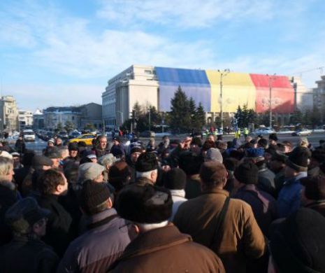 Revoluţionarii continuă protestul la Guvern şi greva foamei