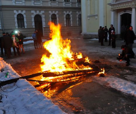 Sârbii au aprins badnjak-ul și celebrează Crăciunul I GALERIE FOTO