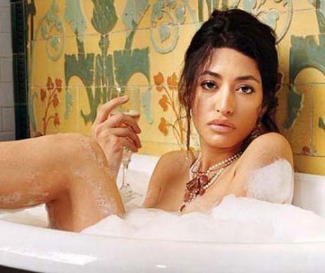 Se numără printre cele mai frumoase femei din Arabia Saudită . Nepoata lui OSAMA BIN LADEN, unul dintre cei mai periculoşi terorişti din lume, aproape goală într-un pictorial de senzaţie. Mai multe imagini în material