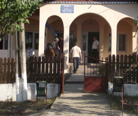 Sesizare la 112: o elevă de 12 ani a reclamat că a fost STRANGULATĂ de un coleg