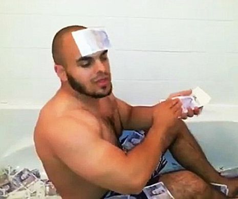 "Ţăranul cu Maserati" care se "scaldă" în bani şochează Marea Britanie. Românul şi-a pus banii în cadă şi fabulează fără ruşine | GALERIE FOTO şi VIDEO