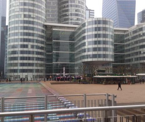Un bărbat înarmat, reperat în cartierul financiar La Defense din Paris