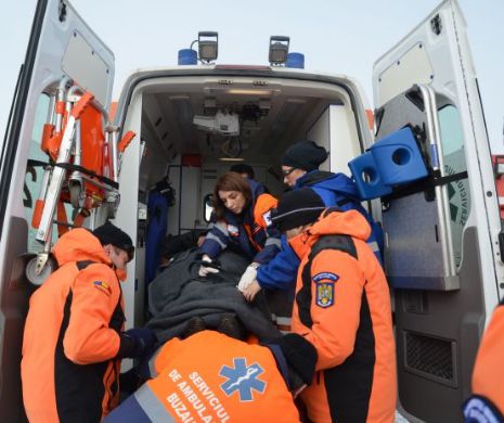 Un tânăr a ajuns în stare gravă la spital, după ce şi-a dat foc în faţa unui bar