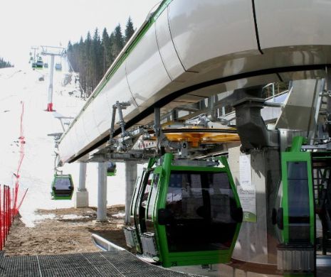 Zeci de turiști au rămași blocați în telegondole