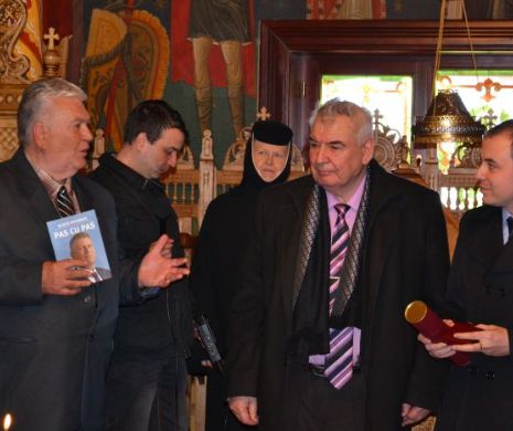 Zilele „Eminescu”, politizate. Iohannis, premiat la Mehedinți ca „scriitor de talie europeană”