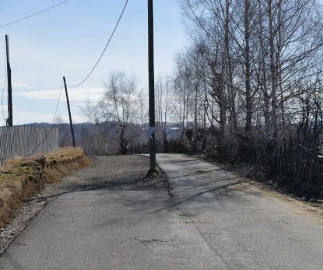 Au asfaltat pe lângă stâlpii din mijlocul drumului