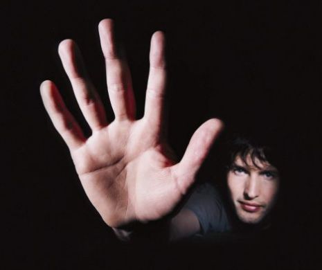 Cel mai SIMPLU mod prin care AFLI dacă partenerul TE ÎNȘALĂ. Mâinile ÎL DAU DE GOL