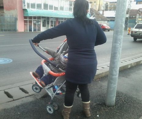 CLUJ. Au amenajat o STRADĂ și au MONTAT stâlpii în mijlocului trotuarului. Mămicile trebui să facă SLALOM