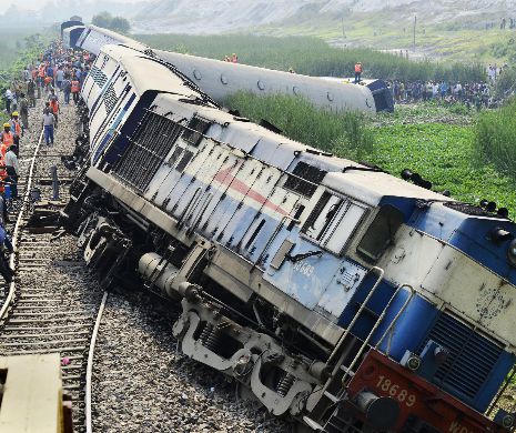 Coliziune între un TREN şi un CAMION. Cel puţin 30 de persoane au fost rănite