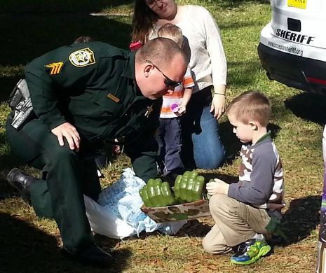Copilul autist sărbătorit de un oraș întreg