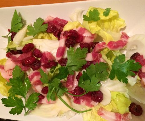 Esti la dieta, dar vrei sa te rasfeti putin? MasterChef Petru Buiuca te invata cum sa ti pregatesti o salata de te lingi pe degete