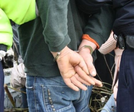 GHINION Un hoț a fost surprins de proprietar în mașina din care FURA și fost ÎNCHIS înăuntru