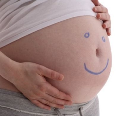 IMAGINEA de mii de LIKE-uri ce-ţi va face ziua mai frumoasă. Aşa râde un bebeluş în burta mamei