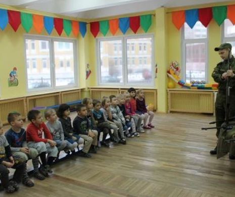 IMAGINI ȘOC. Preșcolarii din RUSIA învață la grădiniță cum să folosească ARME DE FOC | Galerie foto