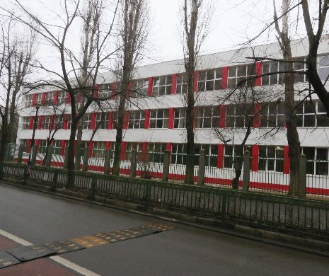 În locul orelor, elevii preferă să chiulească într-un bar unde fumează țigări la bucată