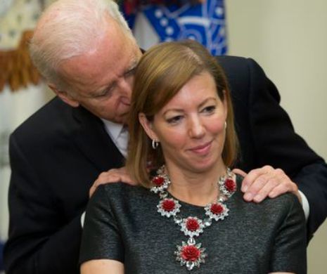 În TANDREȚURI, la nivel înalt. Gestul CONTROVERSAT făcut de Joe Biden care a aprins imaginația internauților | VIDEO