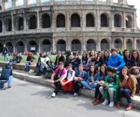 Incident cu carabinier: iEleve românce agresate la şcoală, în Italia