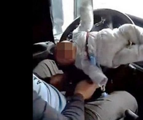 Incredibil cum și-au legat doi chinezi bebelușul, de o lună, de volanul mașinii. Și ce a mai urmat.VIDEO