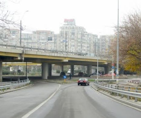 O mașină a deparat și a PLONJAT de pe un pod din Capitală