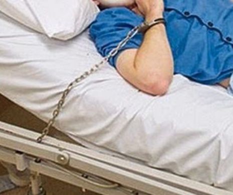 Pacient dat afară CU FORŢA din spital, după mai bine de TREI ANI. Se legase cu LANŢURI de pat