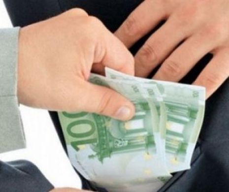 Profesor de fizică, cercetat pentru luare de mită de la zeci de elevi