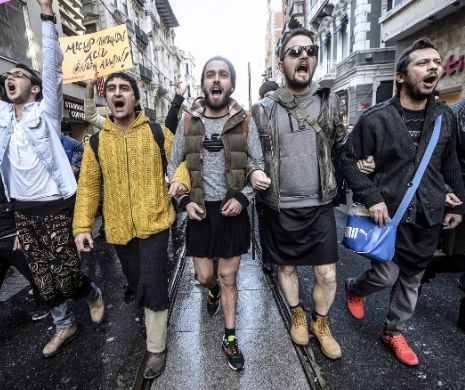 Protest INEDIT în fuste MINI, pentru drepturile femeilor