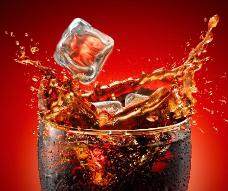 ŞOCANT! Ce conţinea prima COCA-COLA fabricată vreodată. Astăzi ar fi fost ILEGALĂ!