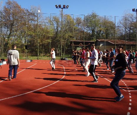 Un altfel de team building - Cum să te distrezi cu apă plată, muay-thai și hipnoză