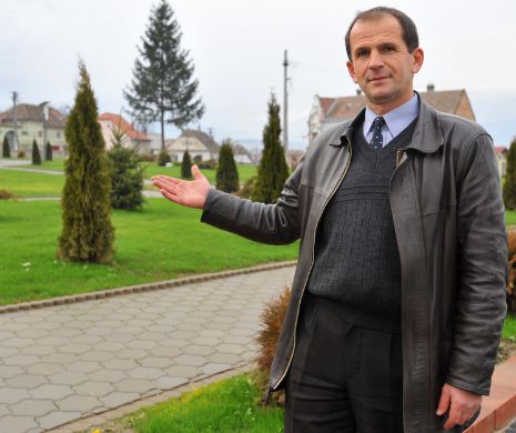 Un primar fără proiecte și-a acordat spor de ”muncă în condiții vătămătoare”. Din cauza Poliției